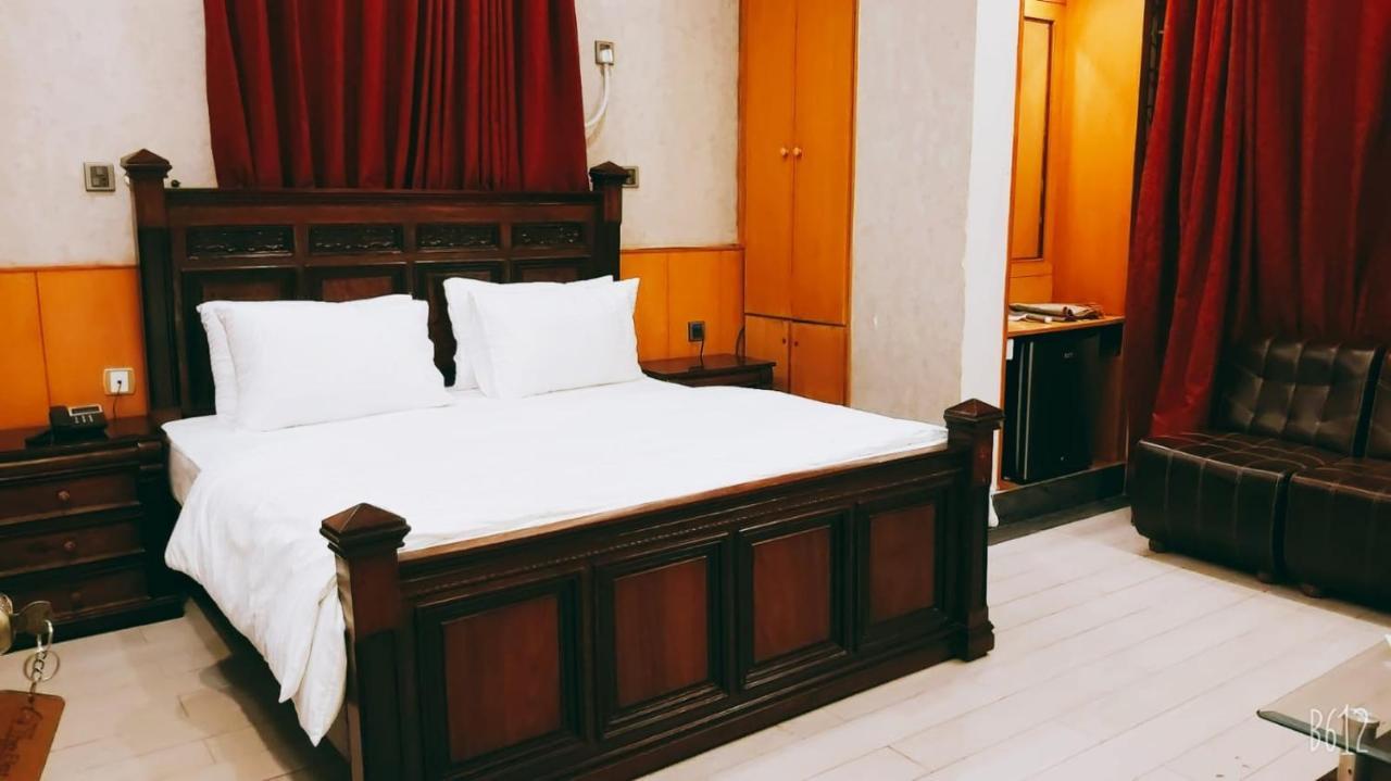 Elet Business Hotel Karachi Exteriör bild